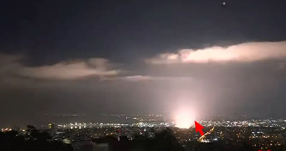 XNews24_7's tweet image. 🇮🇷💥 BREAKING: Iranian hypersonic missile SLAMS Haifa, Israel! Oil refinery ABLAZE, chaos erupts in port city! 🚨 Sirens scream as tensions SKYROCKET! #HaifaHit #IranIsraelWar #BreakingNews