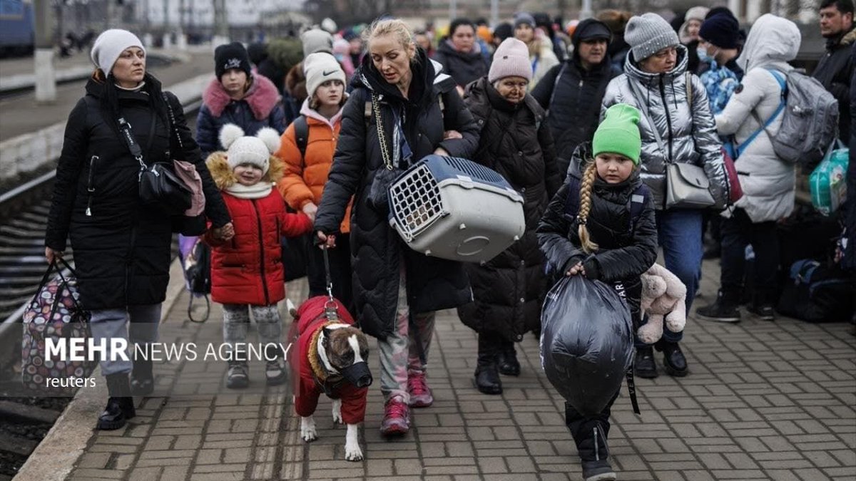 یکی از تصاویری که توی جنگ اوکراین از ذهنم پاک نمیشه ادمایی بودن که با وجود اوارگی خودشون، حیوونای خونگیشون هم با خودشون میبردن،
تورو خدا رهاشون نکنین😓😓
