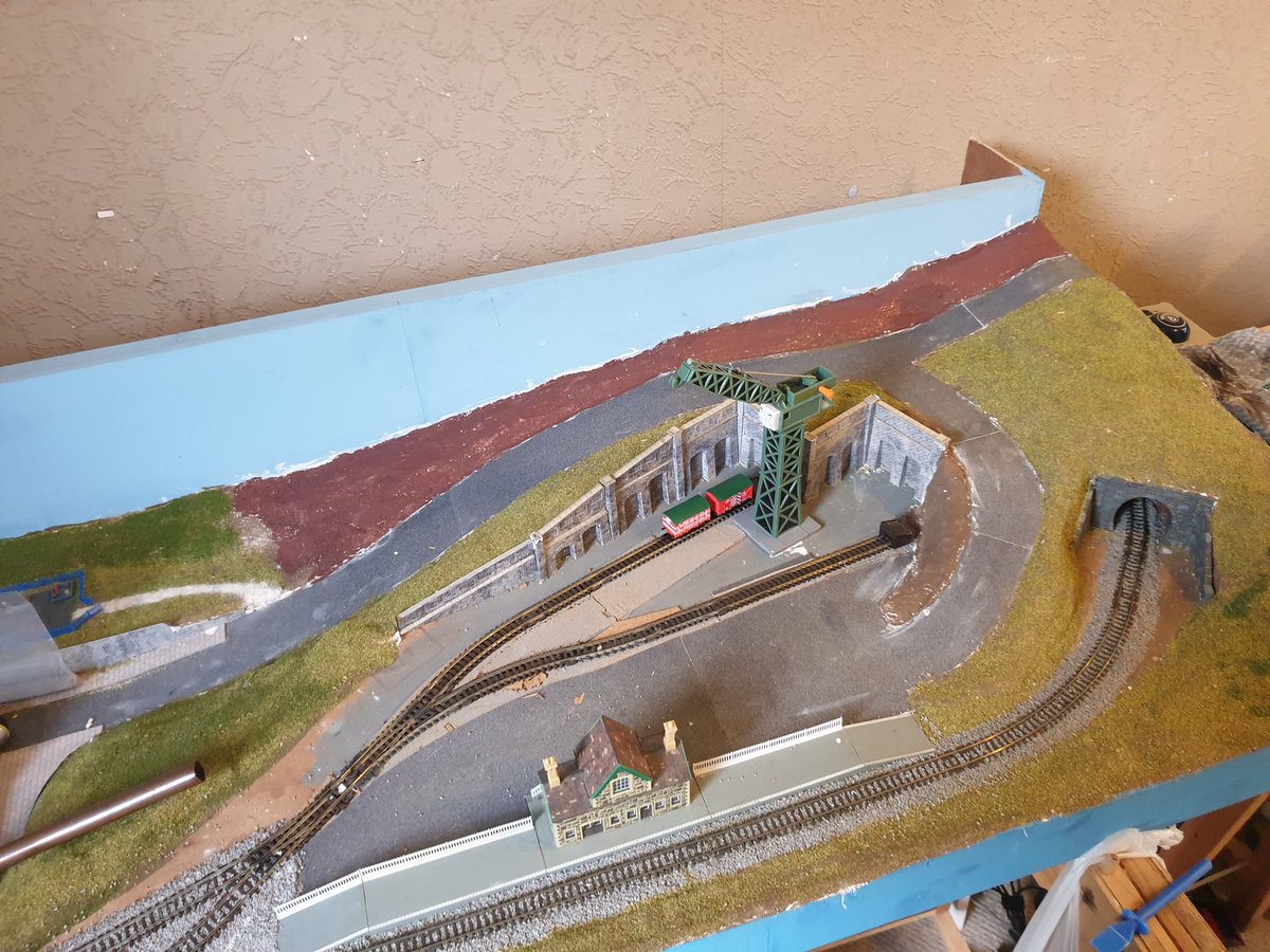 As I had opened the mod-roc last week I thought I better use the rest before it goes off! So I've done the last bit on Daughter No.1's layout, this has also been scattered so thats the base grass now done to all areas
#TMRGUK #NGauge