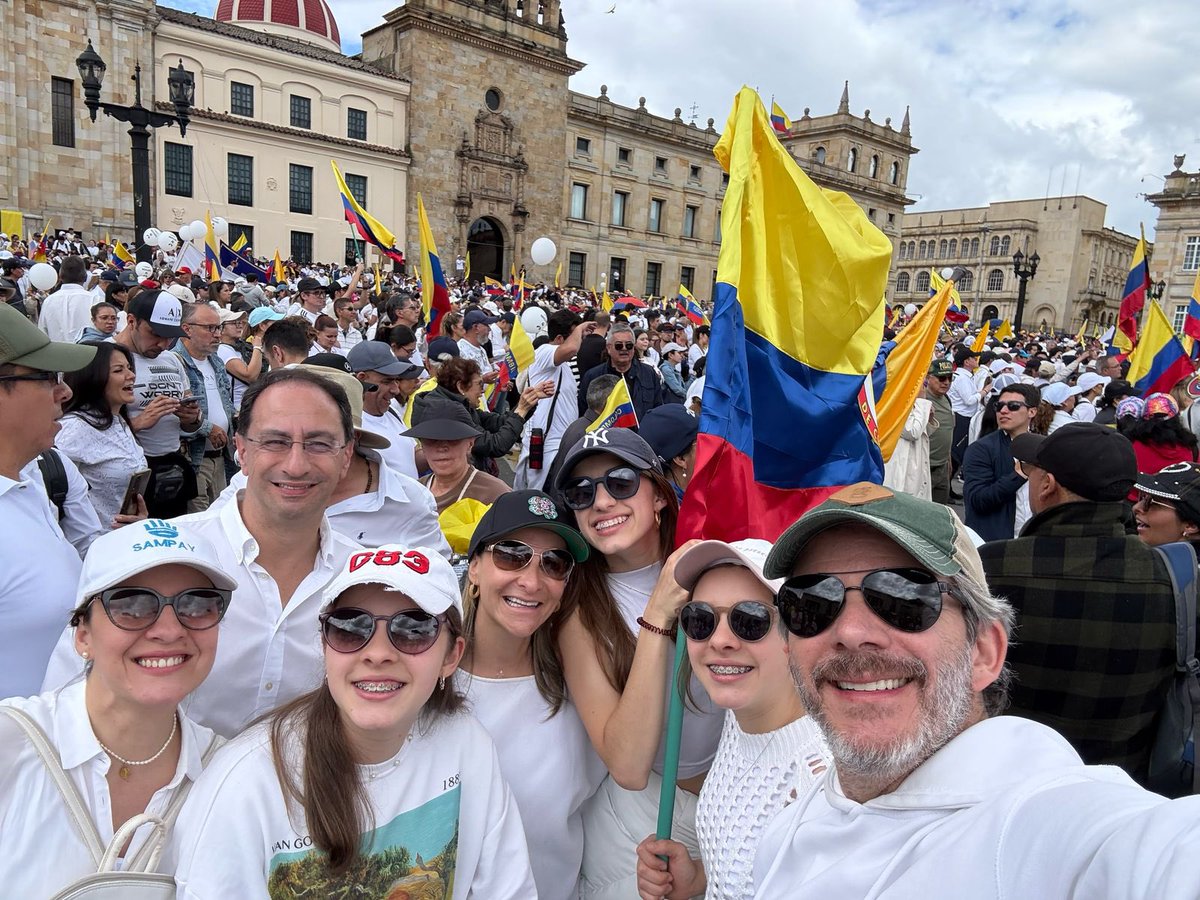 jrestrp's tweet photo. No mas odio y resentimiento que incite a la violencia !! No más violencia desde el atril del que gobierna !! No más destrucción institucional!! No más poner en riesgo nuestra democracia !!  Fuerza Miguel @MiguelUribeT y las familias de tantos policías y soldados asesinados en el territorio nacional en medio de una inseguridad creciente !!  

El pueblo colombiano está cansado de la destrucción, el desorden y la inseguridad. 

Se necesitan gobernantes que sean EJEMPLO de vida, valores, unidad y esperanza. 

#NoMasViolencia #nomasodio #nomasdestruccion
