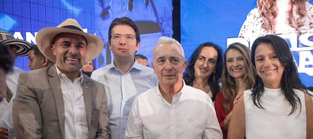 ¿Por qué se llama "La marcha del silencio"?
Porque los URIBISTAS no quieren ver a nadie hablar de que la orden de disparar a Miguel Uribe, provino directamente de uno o una de los/las que están en esta foto.
¿Quién dio la orden? ¿El Paraco, La Loca, La Testaferra, La Mula, el NN?