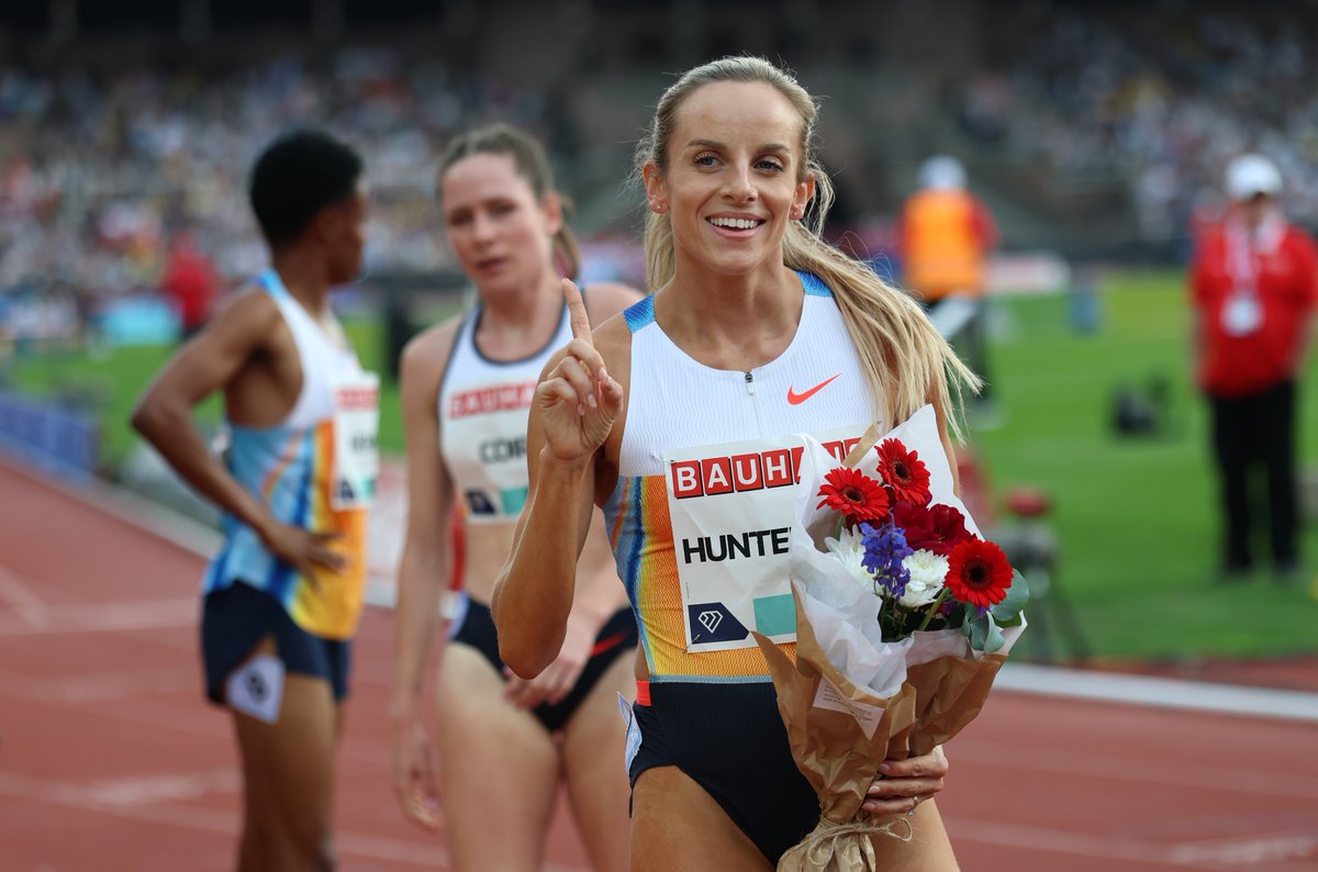 Georgia Hunter Bell on top in Stockholm 💫

In one of the most extraordinary 800m races you'll see this season, the Brit comes from nowhere on the home straight to win with 1:57.66 🇬🇧

Hunter Bell ended up winning the race from lane four, overtaking both Mary Moraa (1:57.83) and