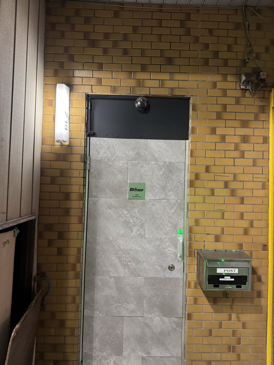 在横滨发展场。一开始一个1和一个0在一个小黑屋做，1是我的菜，后来1出来上厕所，我进去操那个0，1回来了让我们好好玩，自己去了楼上。我上去找1，他问我10，我说我是1，他让我操他，一直说我很可爱哈哈哈