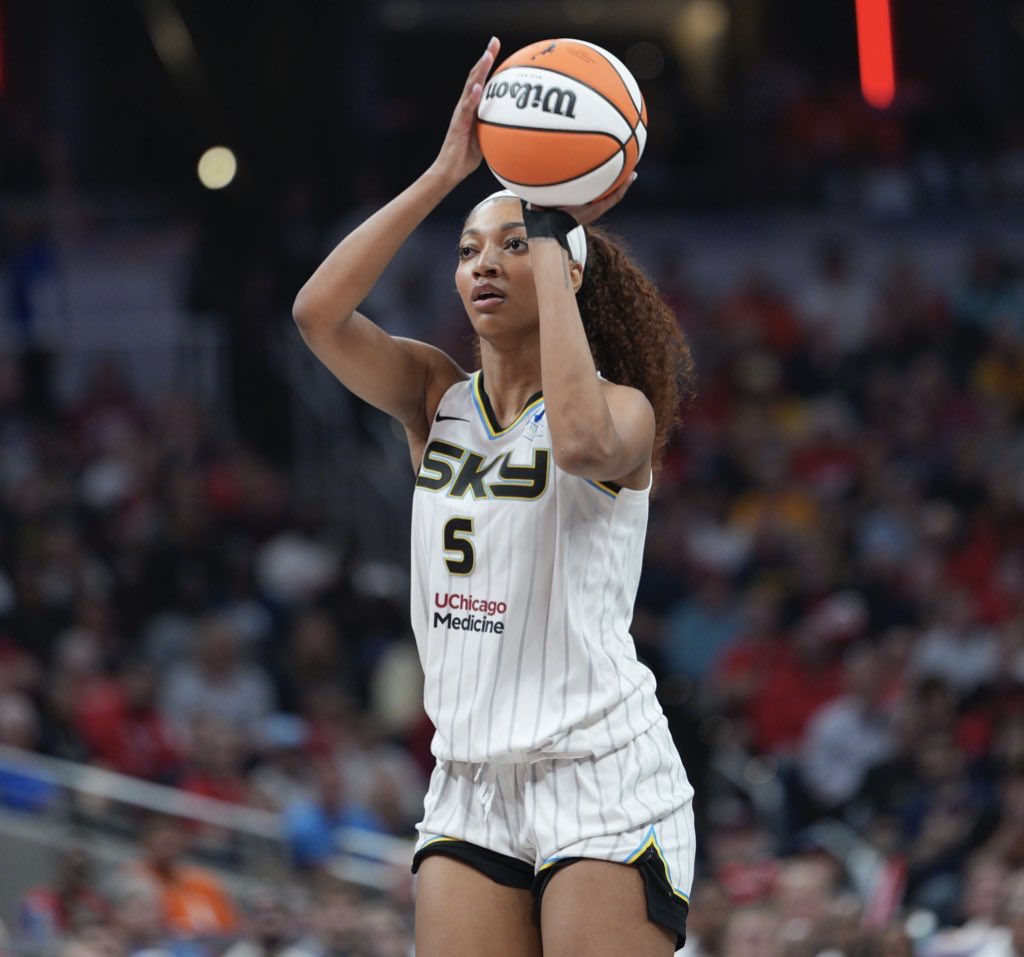 WNBACentral_'s tweet image. ANGEL REESE IN TODAY’S WIN:
11 PTS
11 AST
13 REB
3 STL
2 BLK
THIRD FASTEST WOMAN IN THE WNBA TO RECORD THEIR FIRST TRIPLE-DOUBLE GAME. 👏