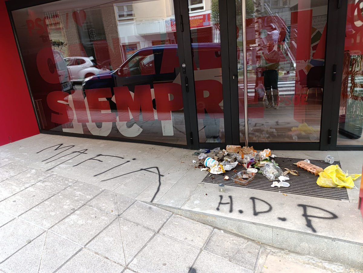 PSOECantabria's tweet image. Los insultos y el odio no nos detendrán en el afán de seguir mejorando la vida de la gente.

Nuestra sede ha vuelto a ser atacada por quienes no respetan ni toleran a quien no piensa como ellos.

Seguiremos avanzando en más democracia, garantía de una mejor convivencia.