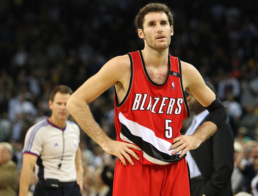 RandomNBAHoops's tweet image. RANDOM NBA PLAYER:
Rudy Fernández, SG/SF (2008–12)

Portland Trail Blazers (2008–11)
Denver Nuggets (2011–12)

Career Averages: 9.1 PPG, 2.4 RPG, 2.2 APG