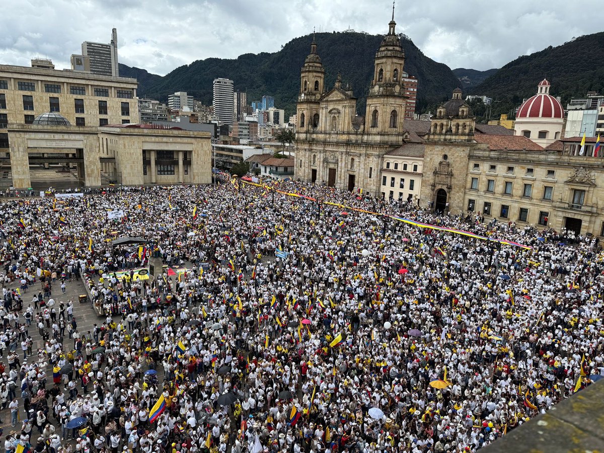LGPlata's tweet photo. Colombia entera se solidarizó con Miguel y marchó en contra de la violencia y las políticas antidemocráticas de este gobierno! https://t.co/AtOgBdEQOi