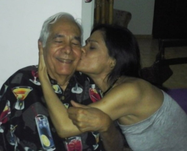 El beso que hoy te daría papito para honrar el hermoso padre que fuiste. Todavía tus enseñanzas y amor me acompañan❤️.