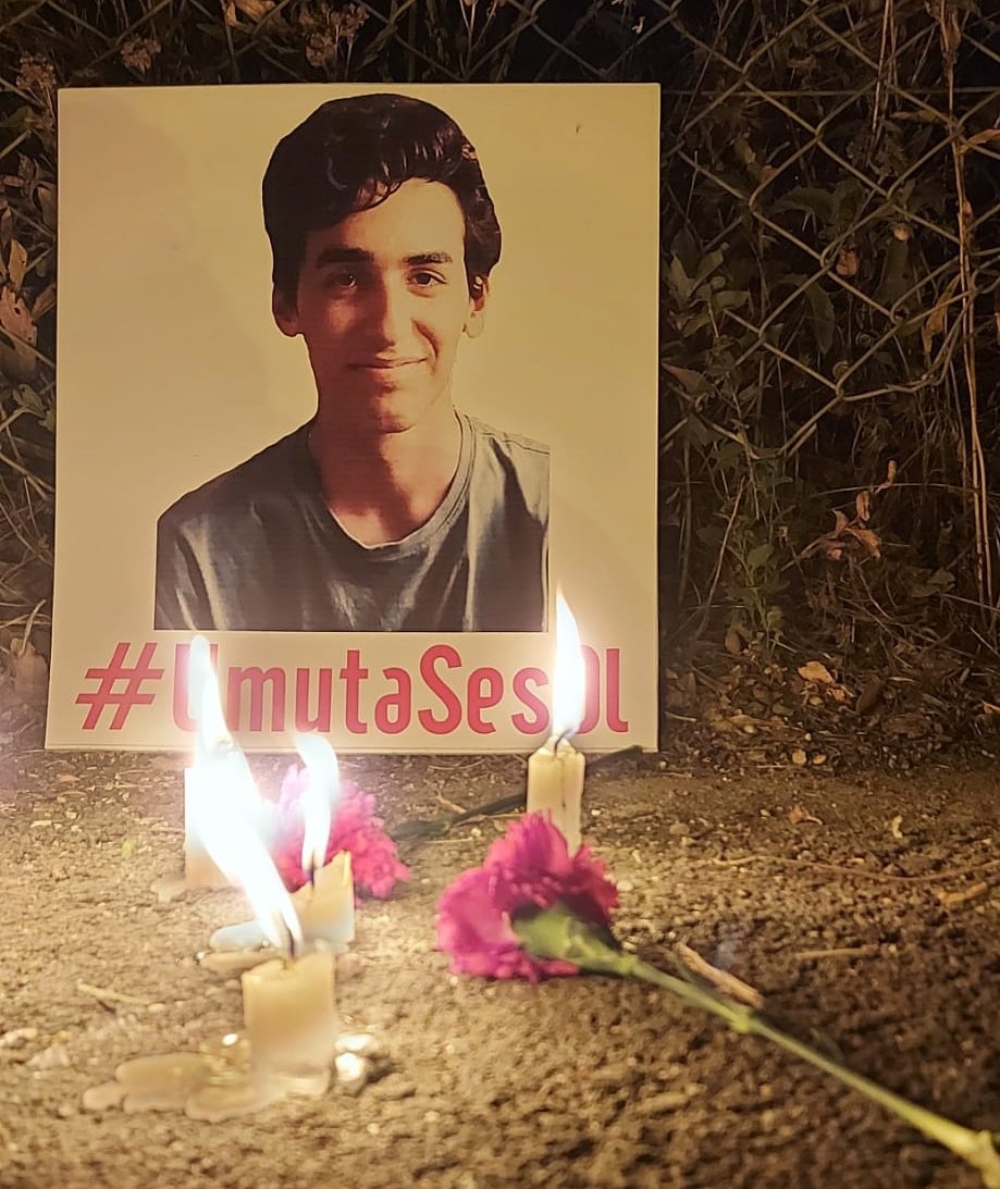 19 yaşında “yaşam hakkı” elinden alınan Umut için ADALET yerini bulana kadar SUSMAYACAĞIZ!

UMUT GÜNDÜZ
Adını da Yüzünü de Unutma.

15 Temmuz 2020'de öldürüldü!
Bugün Tam 1796 Gün Oldu!
1796 Gündür Umut Yok!
1796 Gündür Adalet Yok!
1796 Gündür adaleti arıyoruz!
SUSMA!
#umutasesol