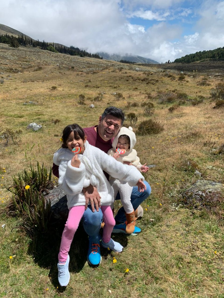 Un día como hoy estaríamos en el patio de Doña Mercedes o donde tu tío Henry, celebrando a los padres de la familia, hoy TE OBLIGAN A NO ESTAR, y nos dueles me dueles enorme más de 10 meses sin poder verte y sin tú poder saber de tus hijos ni de tu familia.