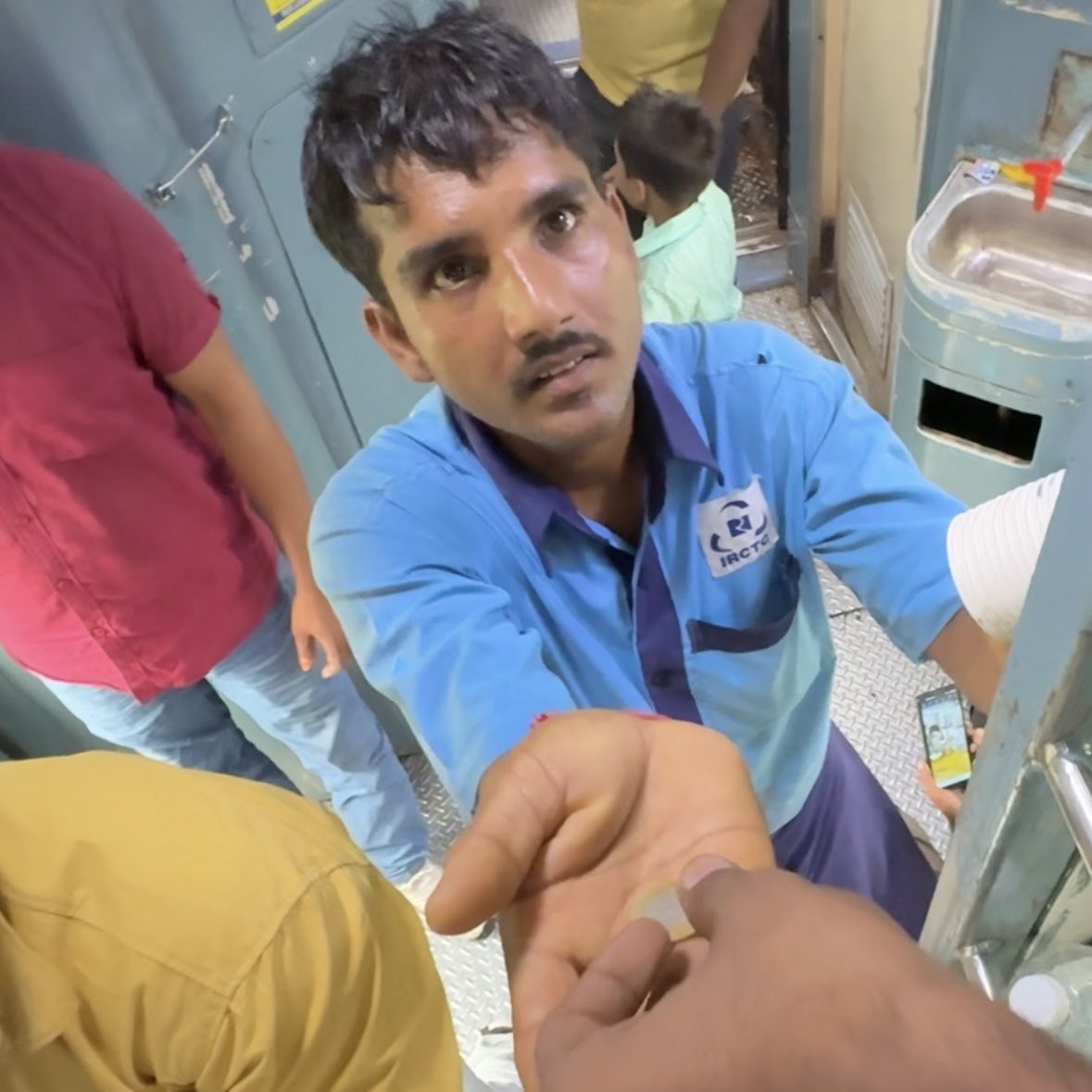 SaurabhKum86112's tweet image. आज ट्रेन संख्या [ 12627 ], नाम [ Karnataka Express ], PNR - [ 4120633095 ]कोच [ S1 ], सीट [ 78 ] में यात्रा के दौरान मुझसे MRP से ज़्यादा रुपये लिए गए और Bill देने से भी मना कर दिया यह साफ़ तौर पर ओवरचार्जिंग है। कृपया इस पर जल्द से जल्द कार्रवाई करें।
@RailMinIndia @RailMadad
