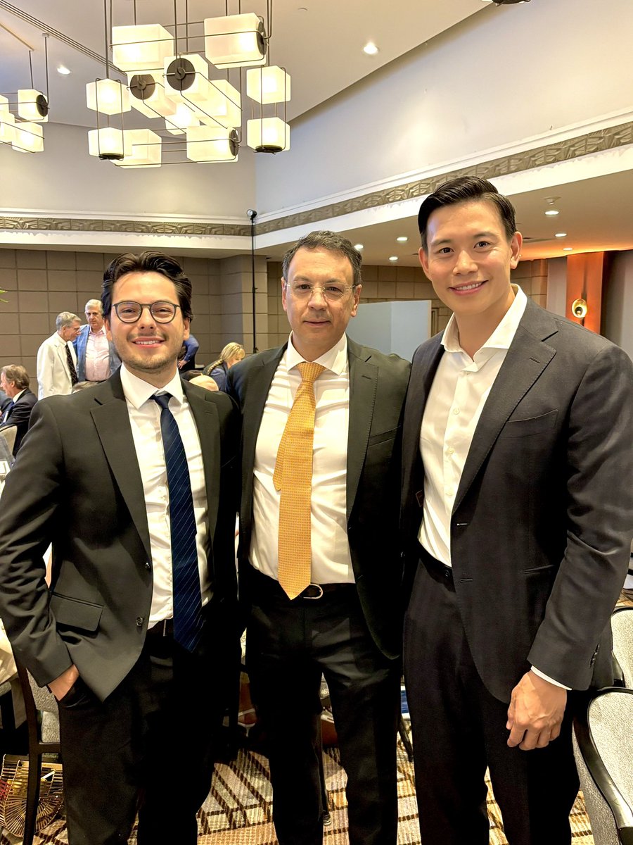Juan S. Uribe. MD, FAANS (@thejuansuribe) on Twitter photo 🎓 Huge congrats to spine fellows Dr. Winward Choy & Dr. Juan Pedro Giraldo on graduating from <a href="/BarrowNeuro/">BarrowNeurological</a>! From surgical innovation to VR patents and groundbreaking research, your impact this year has been extraordinary. Here’s to the future of spine care! #Neurosurgery 🎓 Huge congrats to spine fellows Dr. Winward Choy & Dr. Juan Pedro Giraldo on graduating from <a href="/BarrowNeuro/">BarrowNeurological</a>! From surgical innovation to VR patents and groundbreaking research, your impact this year has been extraordinary. Here’s to the future of spine care! #Neurosurgery