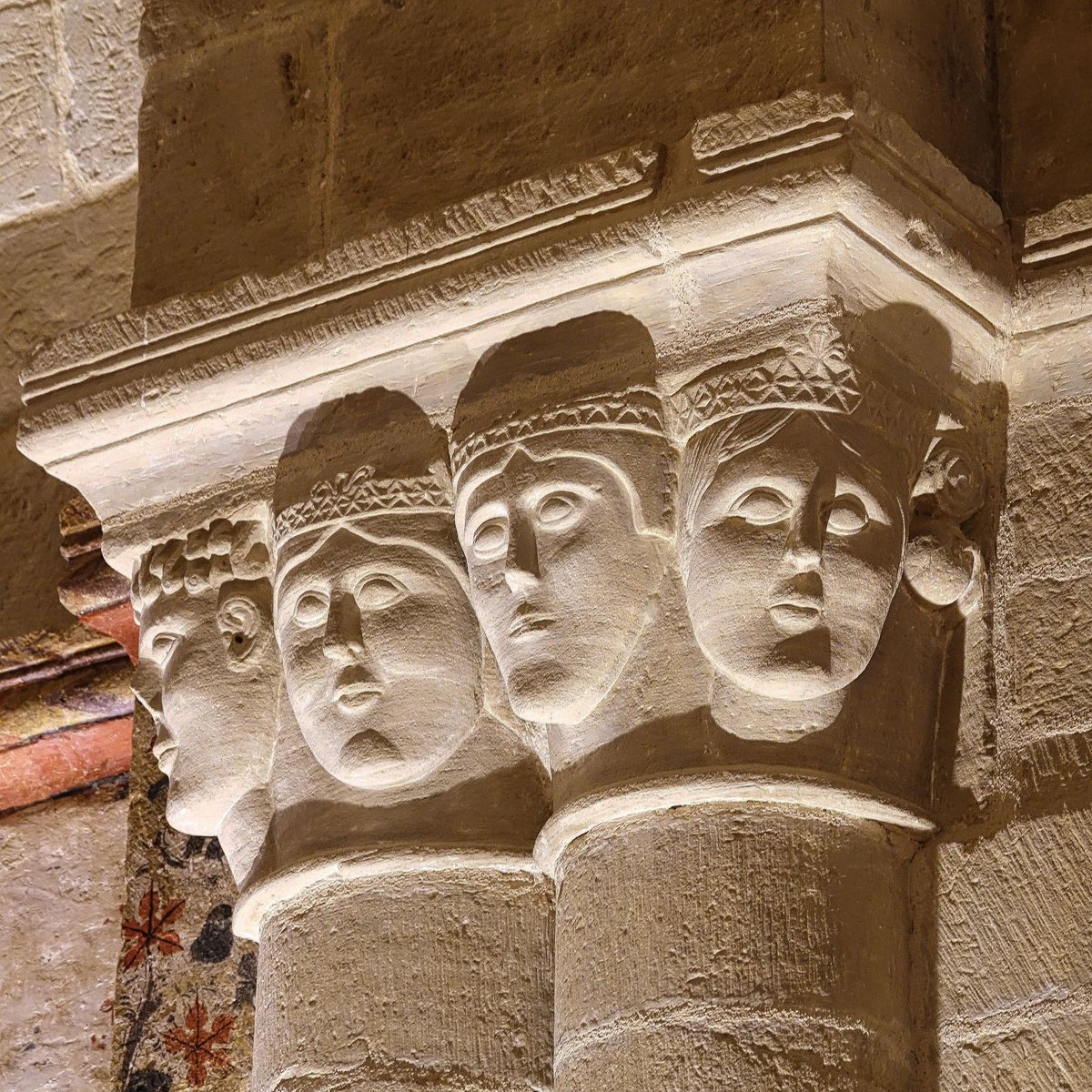 ¡¡Las caras, Juan!! ¡¡Las caras!!
Estas misteriosas cabezas coronadas que, desde el capitel del lado de la epístola del arco triunfal, no quitan ojo ni a fieles ni al celebrante en la iglesia románica de San Julián de Castilseco (La Rioja).