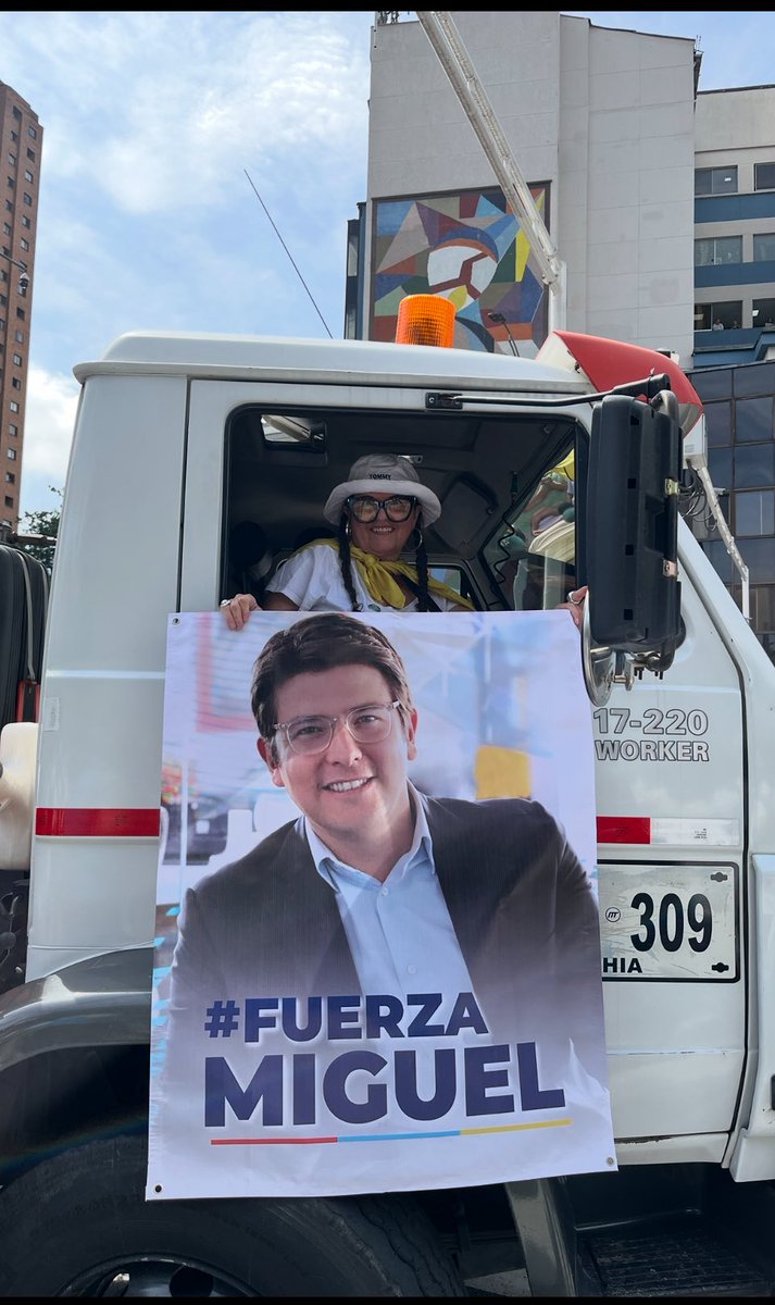 Hoy desde la ciudad de Medellín #FuerzaMiguel #DomingoALaCale ⁦<a href="/MiguelUribeT/">Miguel Uribe</a>⁩ 🇨🇴🇨🇴