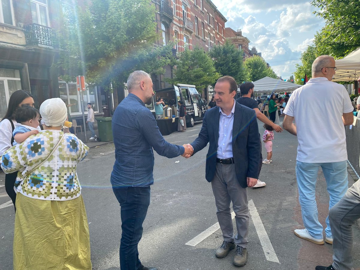 Belçika İslam Federasyonu (BİF) Anderlecht Şubesinin geleneksel mahalle şenliğinde vatandaşlarımızla bir araya geldik. 

BİF yönetimine nazik davetleri ve misafirperverlikleri için teşekkür ederiz.