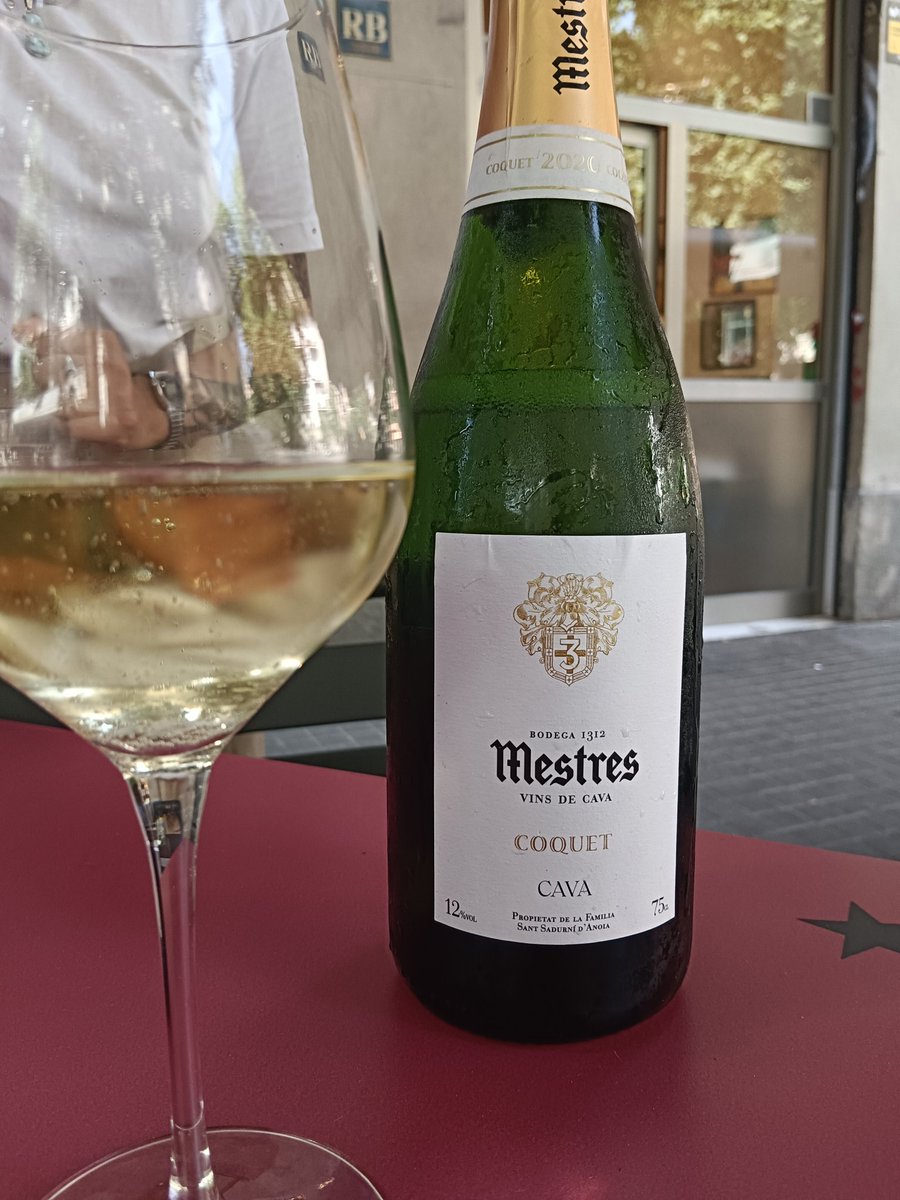 Bocata de calamares tope de gama y algo fresco de beber. Bar Canyi, en San Antoni, Barcelona. 
'El barri' me está encajando de putísima madre