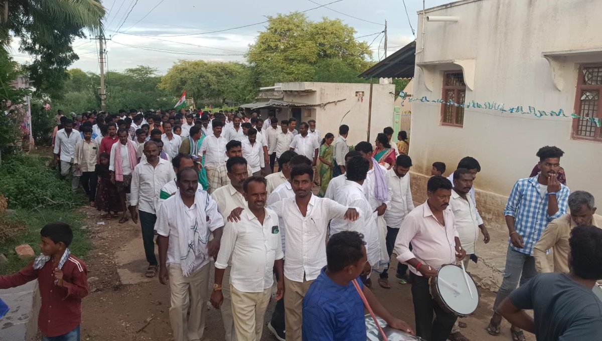 MpRangaiah's tweet photo. కళ్యాణదుర్గం వైసీపీ సమన్వయకర్త తలారి రంగయ్య గారు చేపట్టిన ఈ పాదయాత్ర ఈరోజుతో 12వ రోజుకు చేరుకుంది.
స్వచ్ఛంద సేవా సంస్థ RDT ని కాపాడేందుకు ఆయన చేపట్టిన ఈ ఉద్యమం ప్రజల మద్దతుతో ముందుకు సాగుతోంది (2/2)
#SaveRDT
#SupportRDTAnantapur
#RangaiahForRDT
#YSRCPForRDT
#ysrcpTRupdates https://t.co/FbOSISQ4zg