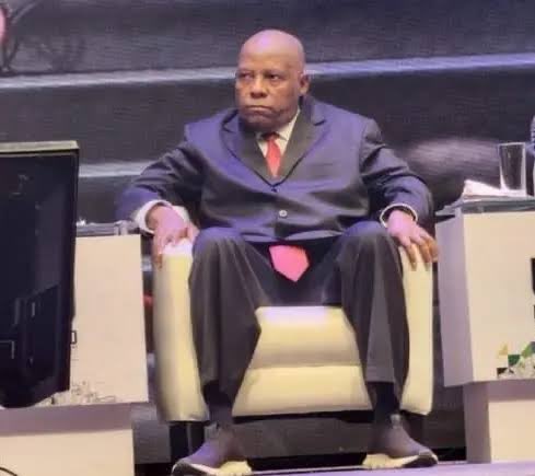 afrisagacity's tweet photo. At least, Buhari allowed Prof Osibanjo to move around and “sell ice cream.” Did they lock this one in the “guard room?” https://t.co/KA2u7XMrqW