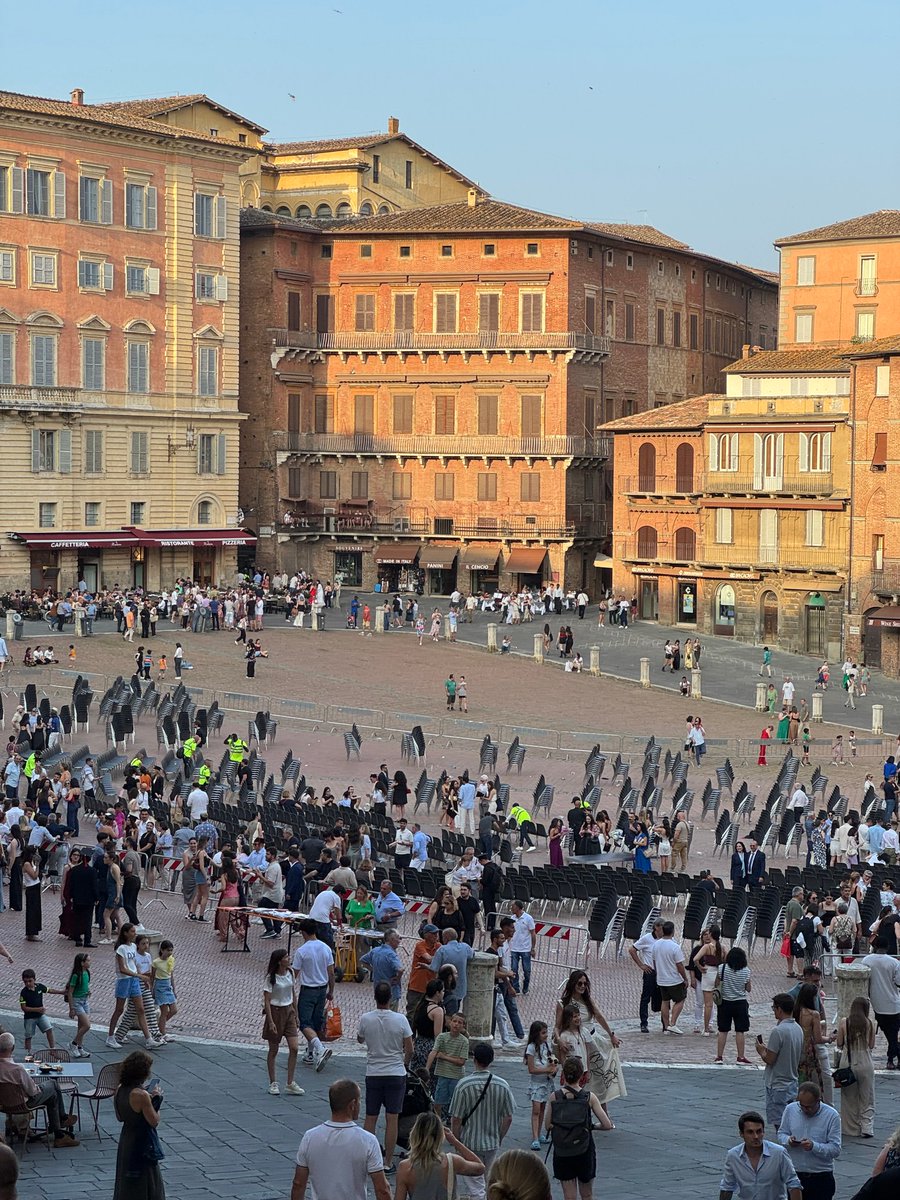 2TallTom's tweet image. #IlCampo #Siena #GraduationDay

Families in the square.
A large cheer from the people.
Graduation Day.

#haiku #travel #cruise #rivercruise  #ABD #Disney  #DCL #follow #Azamara #AmaWaterways #VirginVoyages
linktr.ee/2talltom