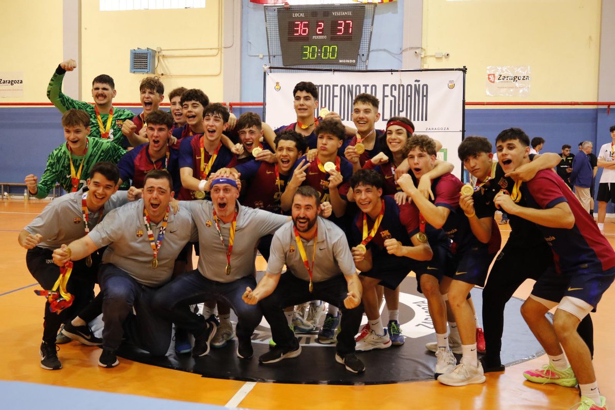 FedCatHandbol's tweet photo. Aquesta és l’alegria dels nous campions d’Espanya Cadet masculí.

El Barça Cadet B ha aconseguit el títol després d’imposar-se al Barça Cadet A en semifinals i al Dominicos a la final de diumenge.

El Barça Cadet A s’ha acabat penjant la medalla de bronze després de guanyar la final de consolació.

Felicitats, campions!

@FCBhandbol @RFEBalonmano @esportcat 

📸Real Federación Española de Balonmano.

#HandbolCatalà