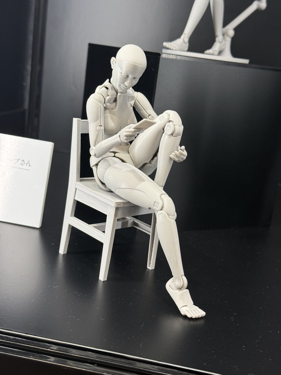 ちなみにマックスファクトリーさんのこれが凄い！このサイズで人体の動きを再現しようとしてるんですが、これ太もものウラが柔らか素材だし膝関節が折りたたまれた時厚くなりすぎない

脚の長さ警察的にも真っ当
