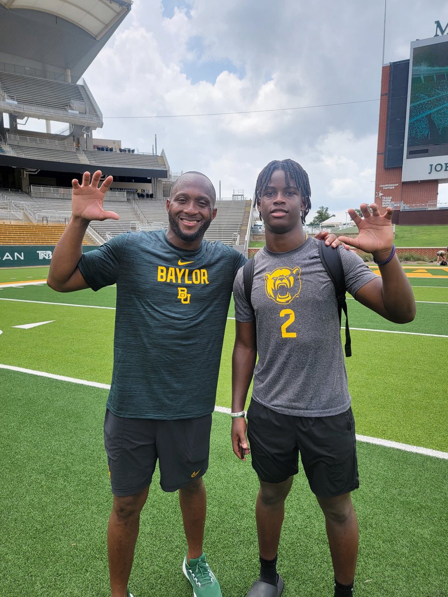 BookieJones6's tweet image. Had a great time in Waco today camping @BUFootball !!! 

@CoachDaveAranda @Jamar51Chaney @CoachPowledge @DonnieBaggs_ @CoachG_Gtz @CallieCam_ @ahunt90 @GrayGrundhoefer @SicEm365 @SicemRecruiting 
#HCville