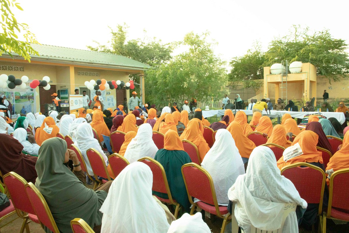 caresom's tweet image. Thanks to @FranceinSomalia, CARE held a graduation ceremony for 150 women and girls in Kismayo after 3 months of training. Attended by Jubaland officials, including the Minister of Women Family Affairs and Human Rights, and the Minister of Education,etc. #EmpowerWomen