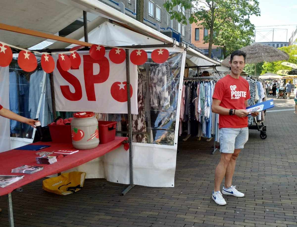 Zaterdag 14 juni stond SP Lelystad op de markt in het centrum van Lelystad. Het was een warme dag met mooie gesprekken en steunbetuigingen voor de "Wonen zonder winst" campagne! 
Dinsdag 17 juni staan wij bij het Lelycenter en 12 juli zijn wij weer op de markt te vinden💪