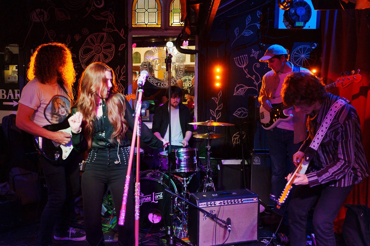 tayneelcrookes's tweet image. The Brit bar!!!! 🤩🤩🤩 We had an amazing night! Thank you to those who came down to watch us perform & a huge thanks to @thebritbar for having us! 💃🤠