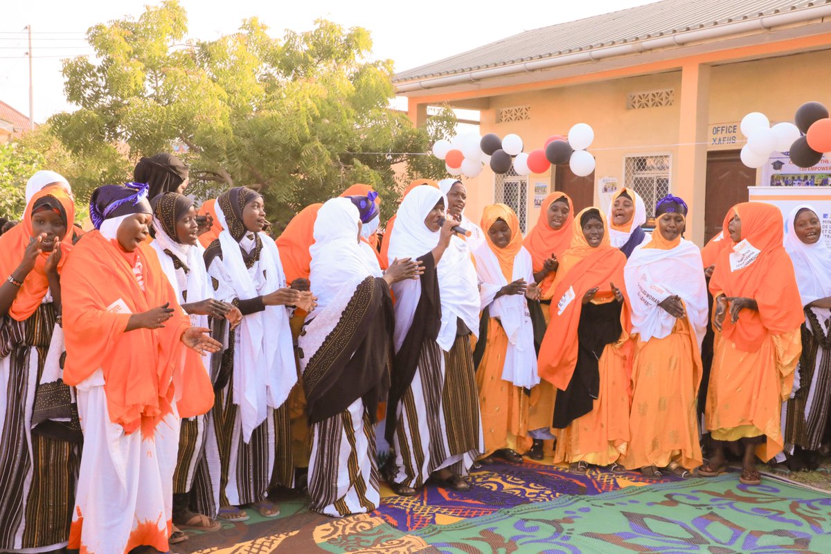 caresom's tweet image. Thanks to @FranceinSomalia, CARE held a graduation ceremony for 150 women and girls in Kismayo after 3 months of training. Attended by Jubaland officials, including the Minister of Women Family Affairs and Human Rights, and the Minister of Education,etc. #EmpowerWomen