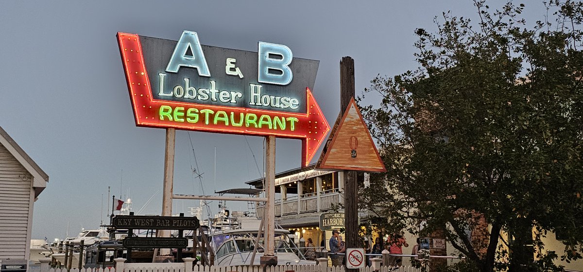 FlaKeysResorts's tweet image. As the sun sets on Father&apos;s Day, there&apos;s only one right answer in Key West.

A&amp;amp;B Lobster House.

That vintage neon sign doesn&apos;t lie.

It&apos;s the kind of place where the locals know the bartenders by name...

And the tourists think they&apos;ve discovered some hidden gem.

(Even though…