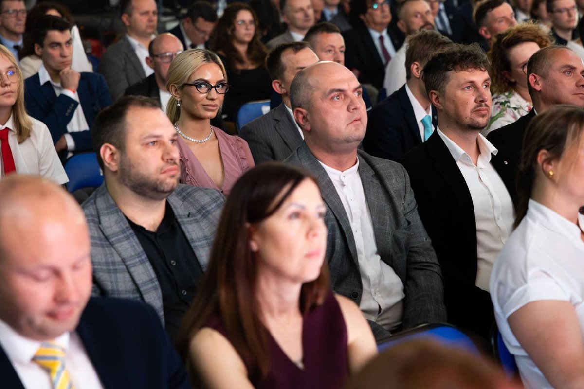 Byłam wczoraj na Kongresie Ruchu Narodowego w Kaliszu. Miałam super miejsce - wszystko widziałam jak na dłoni: piękny koncert zespołu ludowego, przemówienia liderów, świetne wystąpienie Krzysztofa Bosaka. Ponad 1000 osób! Czuję dumę i mobilizację! Będzie nas więcej!