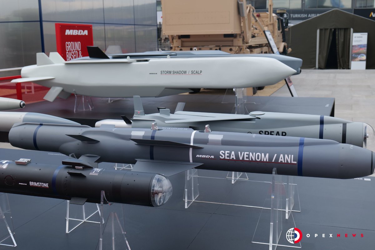 OpexNews's tweet image. 🇫🇷🇬🇧 Toujours du beau monde sur le stand de @MBDAFrance @MBDA_UK #PAS2025.

Pour rappel, #MBDA annonce un partenariat avec une entreprise automobile française pour la production d'un petite nouveau : le One Way Effector (500km de portée) à 1000 unités par mois.

En savoir plus 🔗