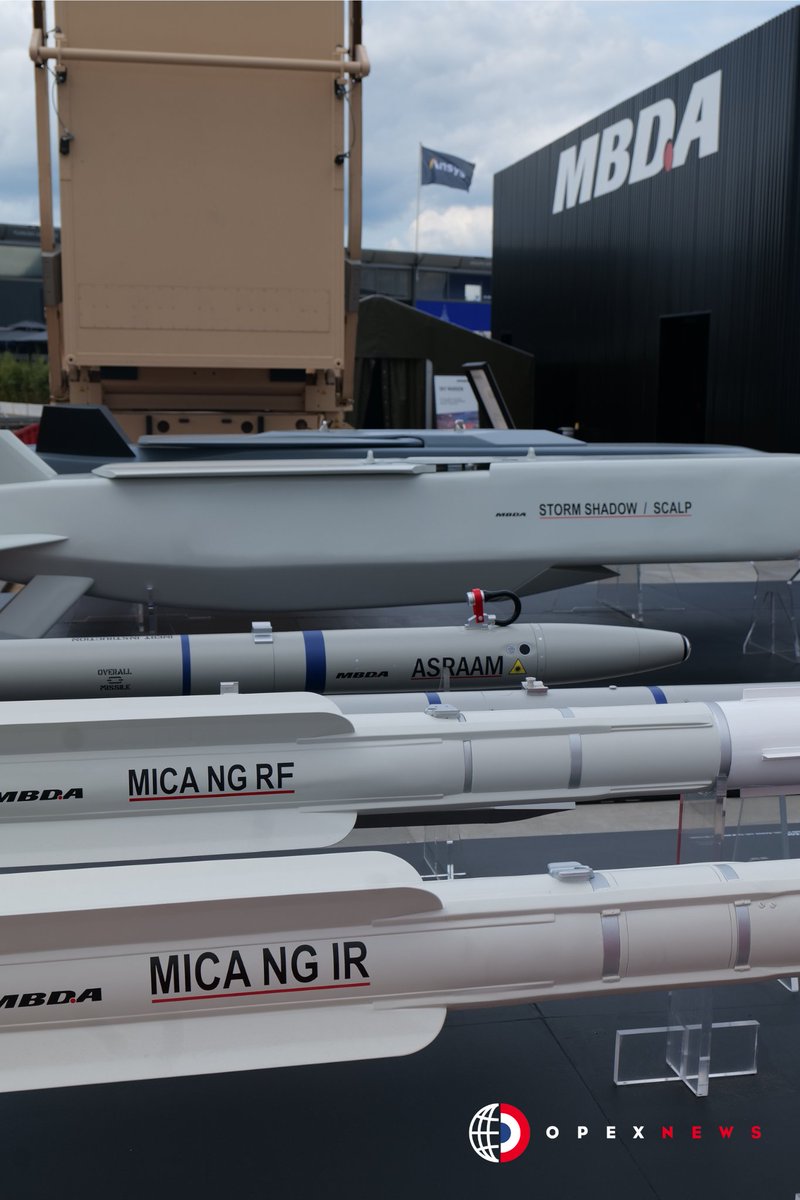 OpexNews's tweet image. 🇫🇷🇬🇧 Toujours du beau monde sur le stand de @MBDAFrance @MBDA_UK #PAS2025.

Pour rappel, #MBDA annonce un partenariat avec une entreprise automobile française pour la production d'un petite nouveau : le One Way Effector (500km de portée) à 1000 unités par mois.

En savoir plus 🔗
