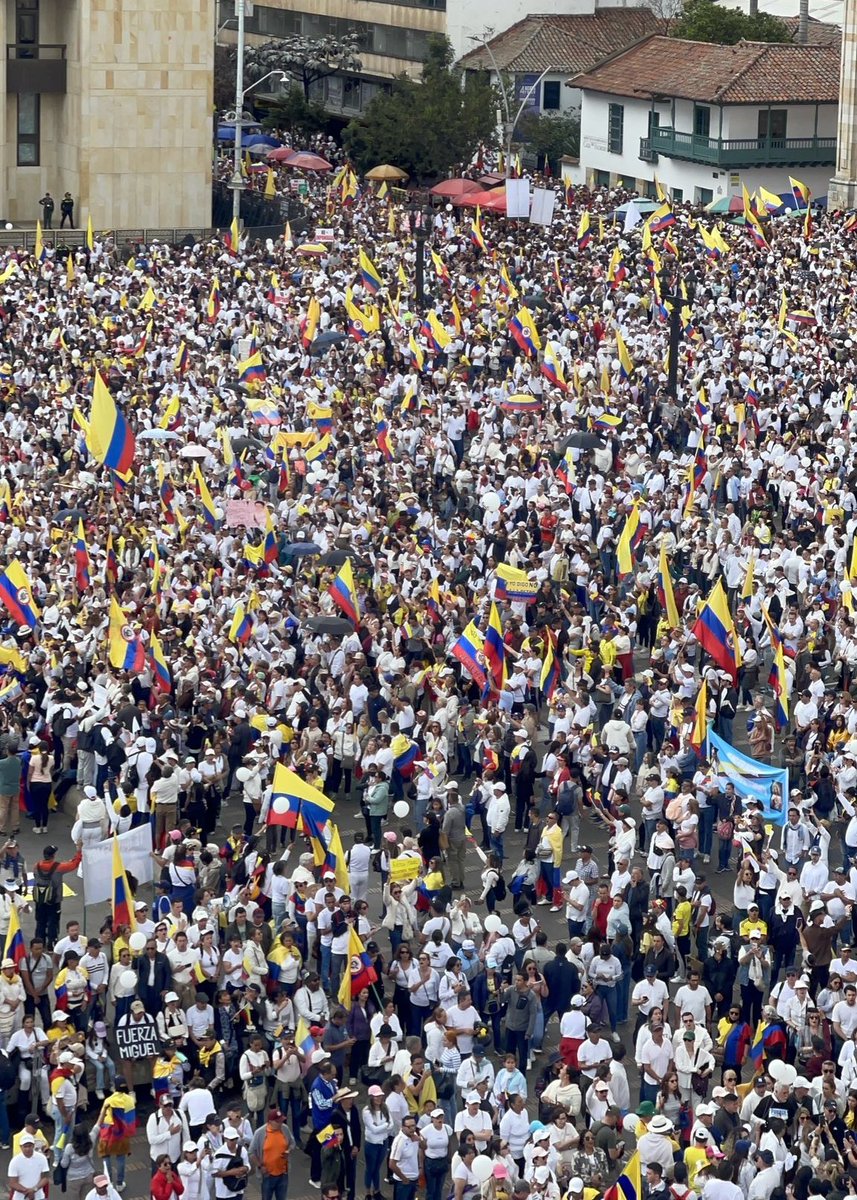 La #MarchaDelSilencio en Bogotá... Por la paz, el respeto al disenso y la salud del senador Miguel Uribe Turbay.