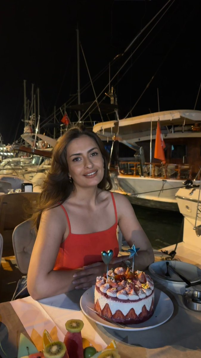 FtmCigdem's tweet photo. İyi ki doğdun kız Fatma 🤍🌸🌺 https://t.co/cm9erRbmHY