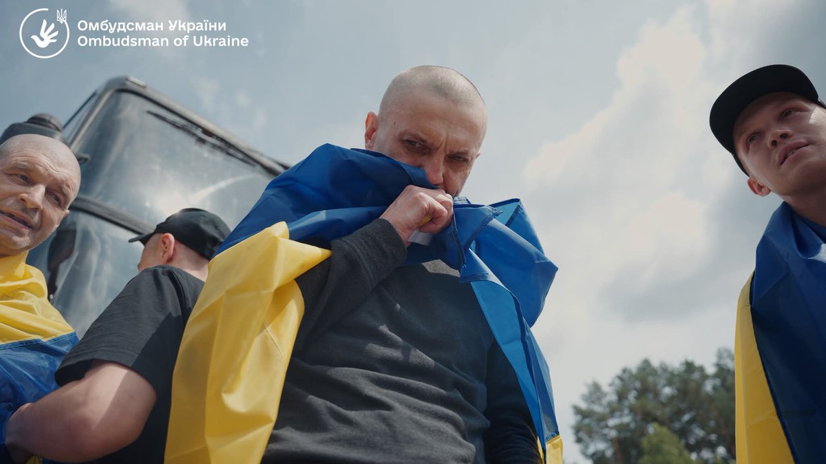 Děkuju všem, kdo přispíváte finančně, nebo sdílením.

Oleg je teď v péči armády, které podává svědectví o tom, co se celé 3 roky dělo. Zatím se ke mně dostalo to, že mu ty kurvy hned v první týdnu vymlátily všechny zuby.

Vaše příspěvky tedy použije v první řadě na protézu.