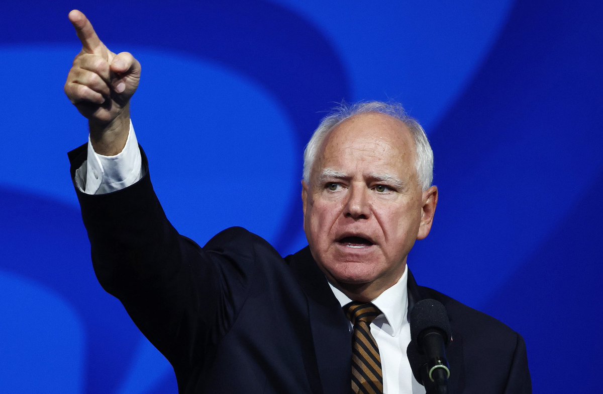 🚨NEW: When asked whether he plans to call Governor Tim Walz after the shootings in Minnesota, Trump attacked him saying that “I think he's a terrible governor. I think he's a grossly incompetent person.”

RETWEET if you stand with <a href="/Tim_Walz/">Tim Walz</a> against Donald Trump!