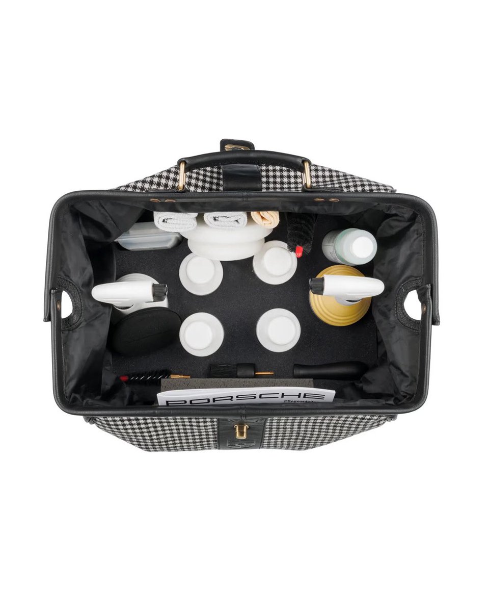 Cuidar tu Porsche Classic nunca fue tan fácil.

Descubre Porsche Classic Car Care Set, un set de limpieza y mantenimiento de 17 piezas que ha sido desarrollado para proteger y conservar el exterior de tu clásico, sin importar la generación o tipo de pintura.