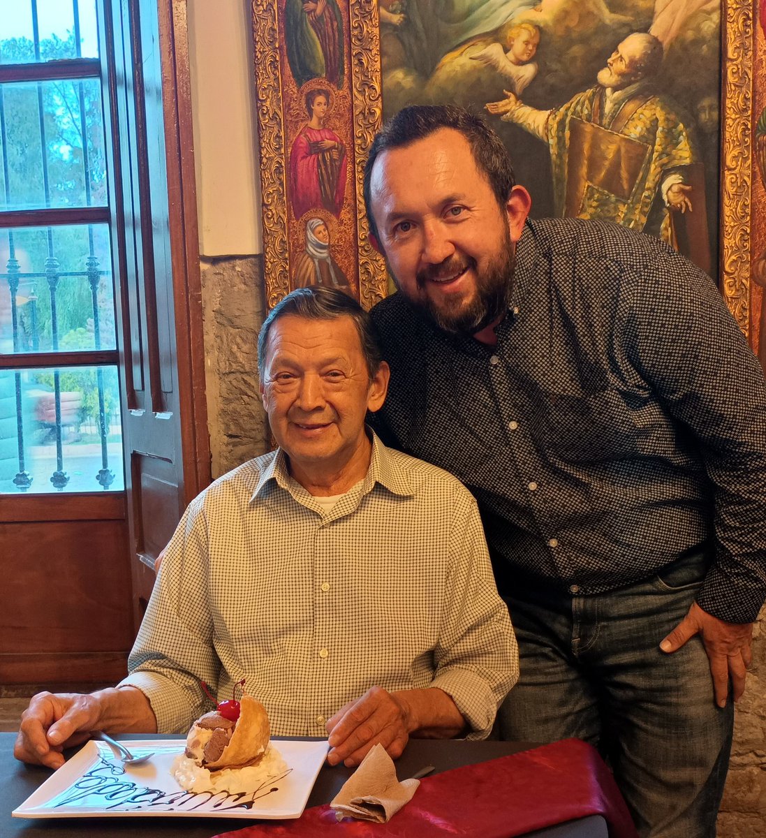 Muchas felicidades querido padre que dios te siga dando la dicha de vida y para mí seguir gozandote te amo padre