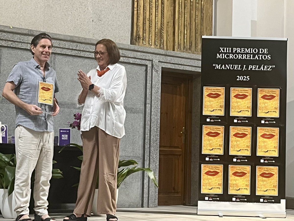 Hugo Folk, con su ‘La joya de la familia’, ha sido el ganador de la XIII edición del Premio de Microrrelatos Manuel J. Peláez, que ha recibido hoy en Zafra. ¡Enhorabuena! <a href="/EscritorFolk/">Hugo Folk</a> <a href="/EvaArenales/">Eva Arenales</a> #LaCalidezLiteraria