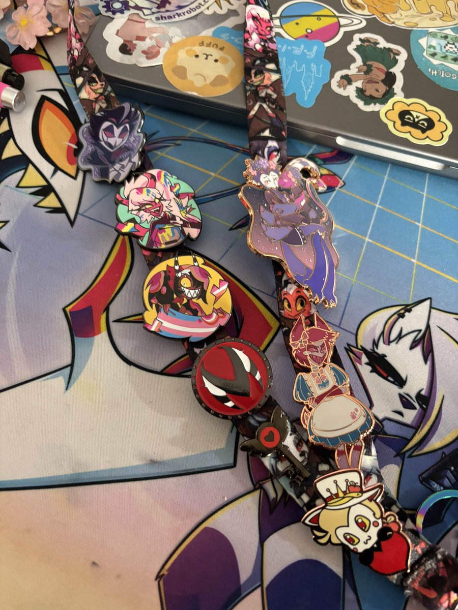 MilagroCottrell's tweet image. Hey everyone😊👋 I wanted to show you all my recent SharkRobot haul along with my hellaverse lanyard!😆💖 

I love Stolas and Blitz merch so much!🥰❤️✨ 

#HelluvaBoss #Hellaverse #sharkrobot #stoliz