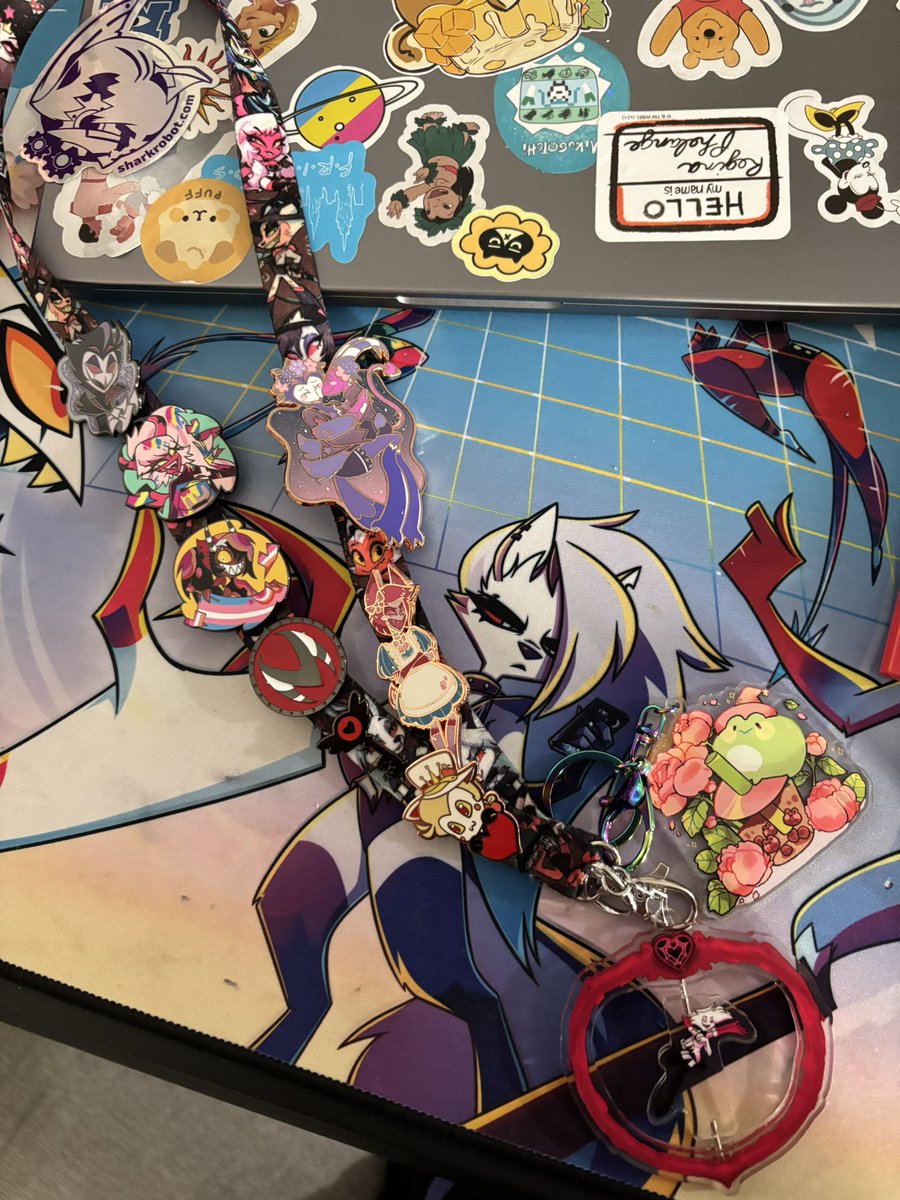 MilagroCottrell's tweet image. Hey everyone😊👋 I wanted to show you all my recent SharkRobot haul along with my hellaverse lanyard!😆💖 

I love Stolas and Blitz merch so much!🥰❤️✨ 

#HelluvaBoss #Hellaverse #sharkrobot #stoliz
