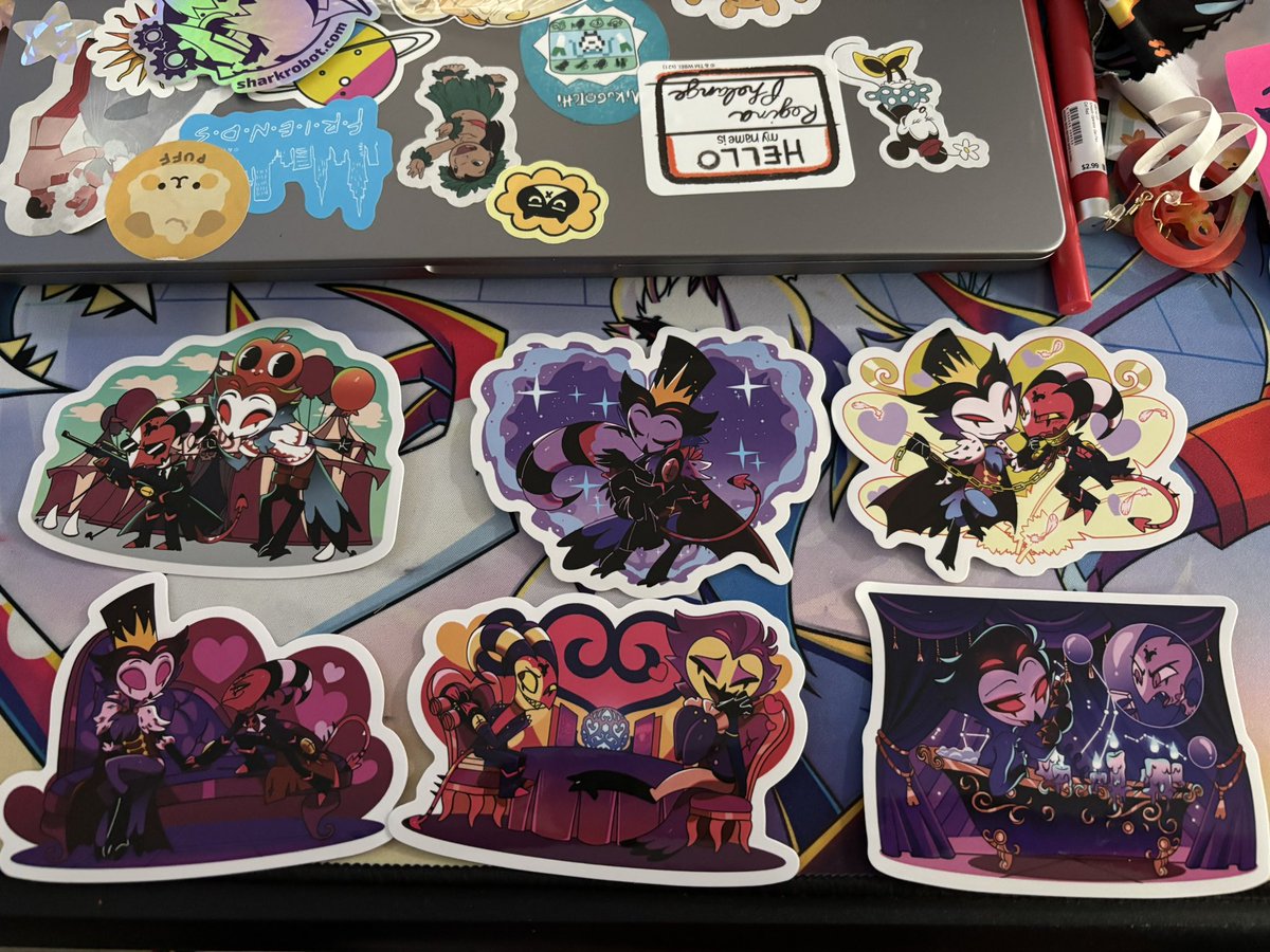 MilagroCottrell's tweet image. Hey everyone😊👋 I wanted to show you all my recent SharkRobot haul along with my hellaverse lanyard!😆💖 

I love Stolas and Blitz merch so much!🥰❤️✨ 

#HelluvaBoss #Hellaverse #sharkrobot #stoliz