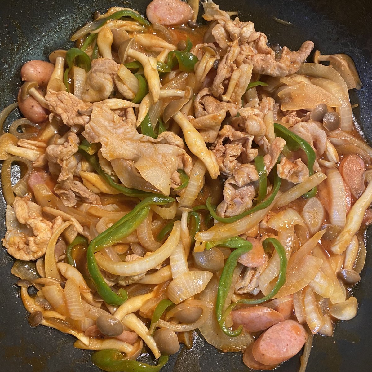chocopanie's tweet photo. 週末の作り置き量産🍳
ケチャップ炒め、肉味噌炒め、お味噌汁！
続きは明日作ろろうかな🥱 https://t.co/WCbjcUUXHd