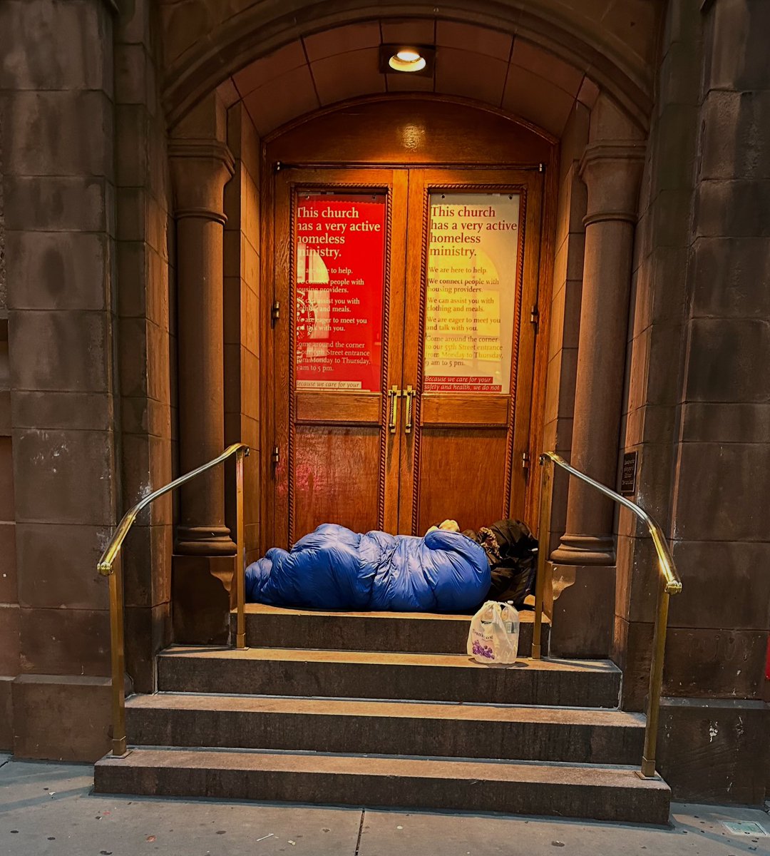 Bu fotoğrafı 5. Avenue'de çektim. Burası sadece New York'un değil dünyanın en pahalı ürünlerinin satıldığı, Louis Vuitton, Tiffany, Trump Tower, Apple gibi mağazaların bulunduğu bir cadde. Ve bu caddenini ortalarında bir yerde, bir kilisenin kapısında evsiz bir adam uyuyor. Gelip