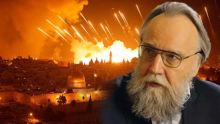 mog_china's tweet photo. 🇮🇱⚔️🌎
🔴 غير عادي
مستشار بوتين الجيوسياسي المفكر الروسي ألكسندر دوغين:
إسرائيل تهدد بنفجير سلاح نووي في أوروبا والغرب في حال فشلها أمام إيران 
إليك ما لا يمكن تخيله عن مسارات الحرب الإسرائيلية الإيرانية
🔥انفجار النهاية: إسرائيل تهدد بتفجير نووي شامل...  السيناريو اليهودي خيار شمشون لاجبار الغرب على دعمها!

هددت إسرائيل بخيار شمشون النووي في حال فشل عملية الأسد الصاعد. 

قال الفيلسوف الروسي ألكسندر دوغين:
إسرائيل حذرت أنه إذا فشلت عملية الأسد الصاعد، فإن الخيار البديل سيكون عملية "خيار شمشون"، والتي تتضمن الاستخدام المباشر للأسلحة النووية ضد إيران واليمن، وإذا لزم الأمر، تفجير قنابل قذرة داخل إسرائيل نفسها كخطة انتحار.

في الوقت ذاته، يهدد وزراء إسرائيليون بتنفيذ ضربات نووية ضد عواصم أوروبية إذا دعمت دول الاتحاد الأوروبي حل الدولتين واعترفت بدولة فلسطين، وهو ما فعلته فعليًا حتى الآن.

إذا كانت إسرائيل قد أنشأت خلايا داخل إيران ضمن عملية الأسد الصاعد، بهدف تصفية القيادات العسكرية والعلماء والمواقع الحساسة، ونجحت في تخريب معدات في لبنان وقتل نصر الله وقيادات حزب الله، فإن ما قد تكون أعدته في دول أخرى لا يمكن تخيله.

بالتالي، قد تتحول عملية "خيار شمشون" إلى نهاية حقيقية للعالم.

 في الولايات المتحدة، وقع انقسام حاد ولا رجعة فيه داخل معسكر MAGA (اجعل أمريكا عظيمة مجددًا).

الغالبية العظمى من أنصار ترامب يعارضون تورط أمريكا في حرب إلى جانب إسرائيل ضد إيران.

 وحدهم المحافظون الجدد مثل ليندسي غراهام يدفعون باتجاه الحرب.

الغالبية الساحقة من الأمريكيين يعارضون ذلك بشدة هذه المرة، وحتى إيلون ماسك يلمّح إلى رفضه على منصته، التي أصبحت مركزًا لحركة MAGA، رغم أنه لا يصرح بذلك بشكل مباشر.

في المقابل، لجأ ممثلو الحزب الديمقراطي إلى الإرهاب السياسي، حيث أقدم أحد منظمي حملة "لا ملوك!" اليوم على إطلاق النار عمدًا على اثنين من أعضاء مجلس الشيوخ في ولاية مينيسوتا مع عائلاتهم.

 ويرفع المتظاهرون في مختلف أنحاء أمريكا شعارات "86 47"، وهي تعني بلغة مشفّرة "اقتل الرئيس الأمريكي السابع والأربعين". كل شيء يسير باتجاه سيناريو حرب أهلية.

في الوقت نفسه، أصدرت باكستان بيانًا قالت فيه إنه إذا شنت إسرائيل هجومًا نوويًا على إيران، فإن إسلام آباد ستستخدم أسلحتها النووية للرد على إسرائيل.
السعودية من جانبها أعلنت دعمها العلني لإيران.

لذلك، من المرجح جداً أن يتم تفعيل خيار شمشون، بحسب ما خلص إليه دوغين.