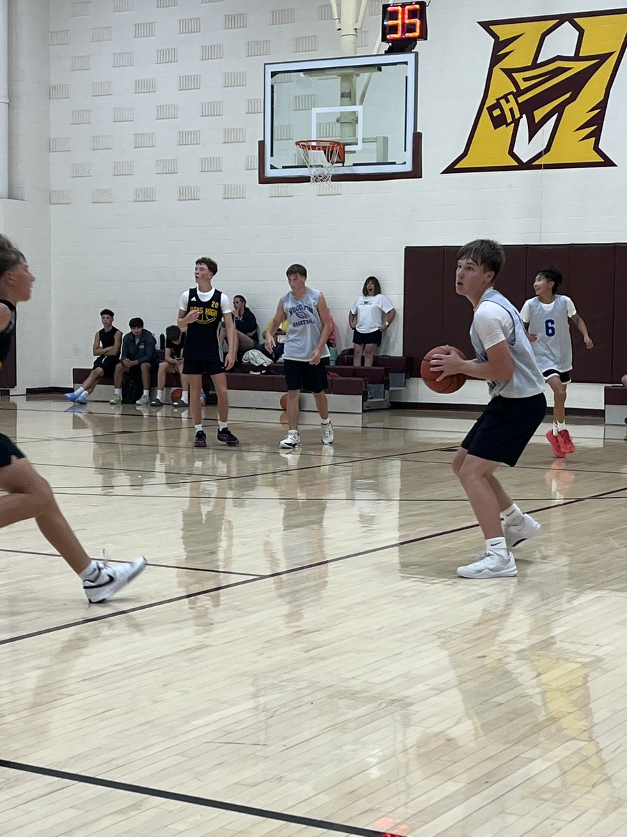 Another good weekend in the gym! 

Varsity finished 3-1 in Hays &amp; the JV went 2-2.  Both teams competed well &amp; continue to improve each weekend!
#HugotonHoops