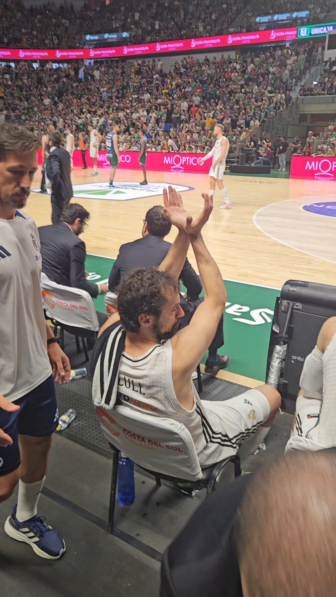 No sé cómo transmitir lo cachondo q me pone esta foto. Estoy por ponérmela de foto de perfil.

No existirá jamás un capitán más anti capitán q este tío. Su retirada será día de fiesta en toda España menos el estercolero de madrid