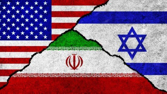 الوقوف مع الأمة فرض لا خيار ..

الوقوف مع كل دولة إسلامية تواجه العدوان الصهيوني الغربي الأمريكي ليس خيارًا، بل واجبٌ تمليه العقيدة والمروءة، وذلك أضعف الإيمان.
هو  ليس مجرد موقف سياسي أو عاطفي، بل واجب شرعي وأخلاقي لا يقبل التأجيل أو التبرير. فكل تهاون في النصرة، وكل تبرير